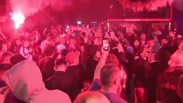 Noapte albă: autocarul lui Dinamo, oprit de fani după promovare: 