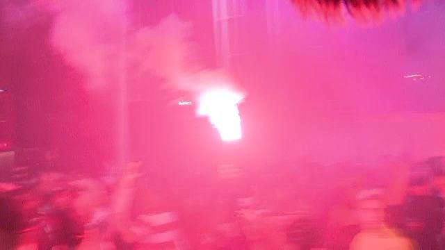 Noapte albă: autocarul lui Dinamo, oprit de fani după promovare: 