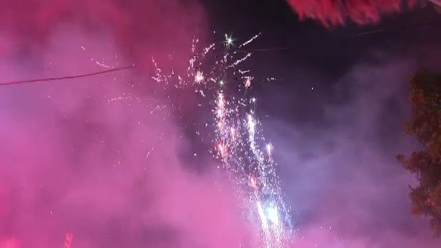 Noapte albă: autocarul lui Dinamo, oprit de fani după promovare: 