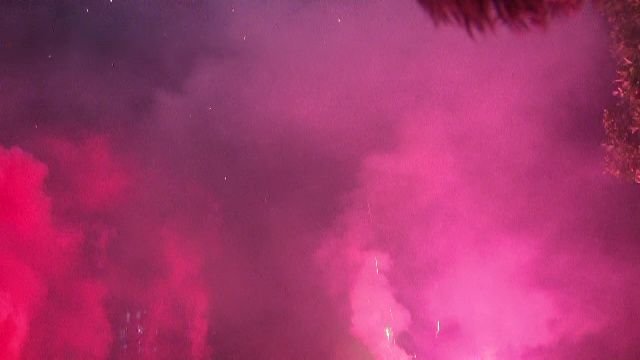 Noapte albă: autocarul lui Dinamo, oprit de fani după promovare: 