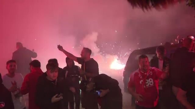 Noapte albă: autocarul lui Dinamo, oprit de fani după promovare: 