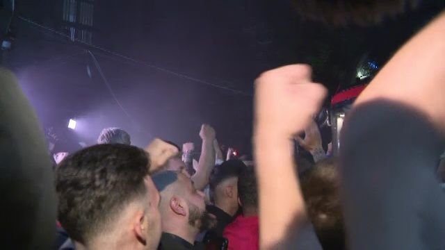 Noapte albă: autocarul lui Dinamo, oprit de fani după promovare: 