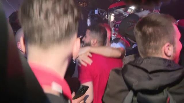 Noapte albă: autocarul lui Dinamo, oprit de fani după promovare: 