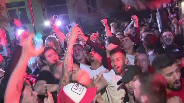 Noapte albă: autocarul lui Dinamo, oprit de fani după promovare: 