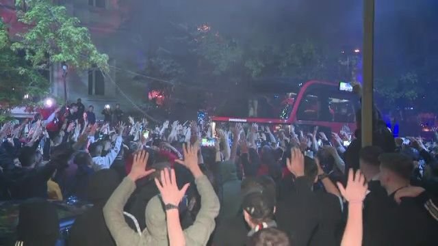 Noapte albă: autocarul lui Dinamo, oprit de fani după promovare: 