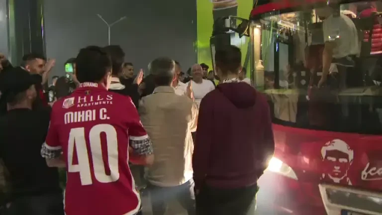 Autocarul lui Dinamo, oprit pe drum de fani după promovare (04.06.2023)