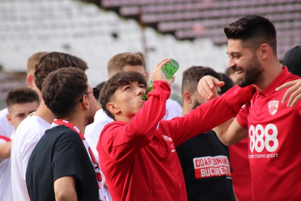 Sărbătoare în Ștefan cel Mare! Ovidiu Burcă și jucătorii, petrecere „acasă” cu mii de fani după ce Dinamo a promovat  _8