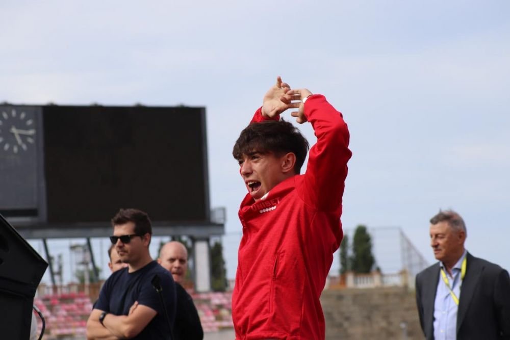 Sărbătoare în Ștefan cel Mare! Ovidiu Burcă și jucătorii, petrecere „acasă” cu mii de fani după ce Dinamo a promovat  _11