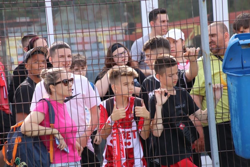 Sărbătoare în Ștefan cel Mare! Ovidiu Burcă și jucătorii, petrecere „acasă” cu mii de fani după ce Dinamo a promovat  _14