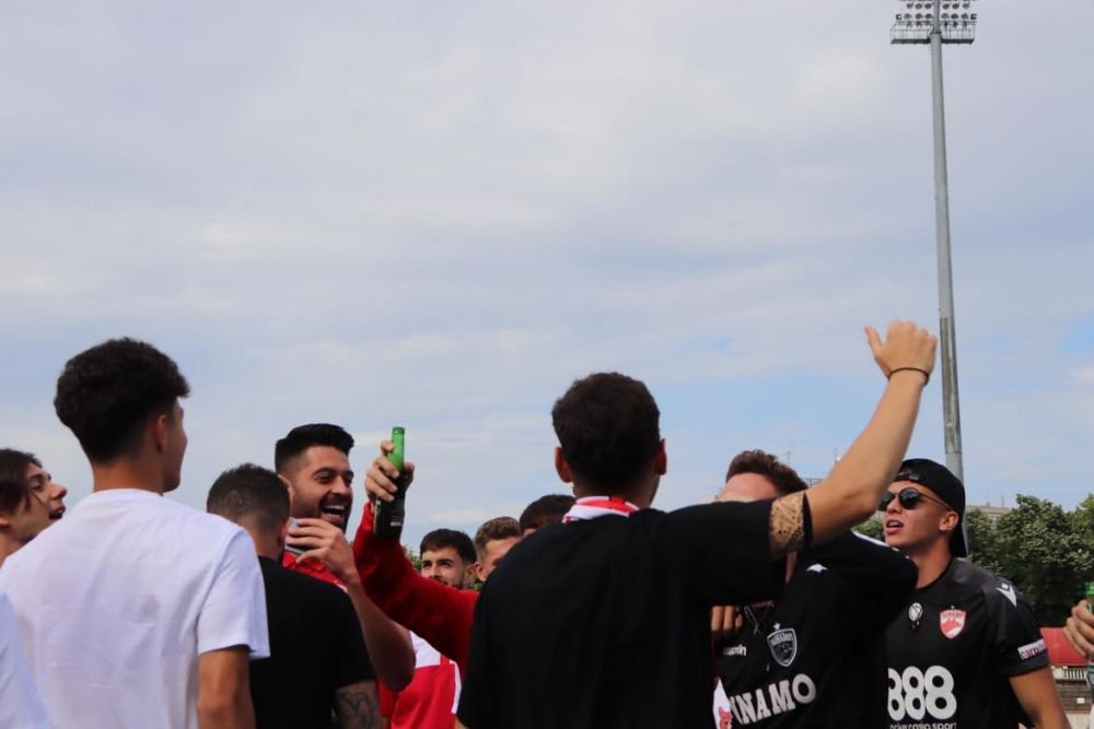 Sărbătoare în Ștefan cel Mare! Ovidiu Burcă și jucătorii, petrecere „acasă” cu mii de fani după ce Dinamo a promovat  _15