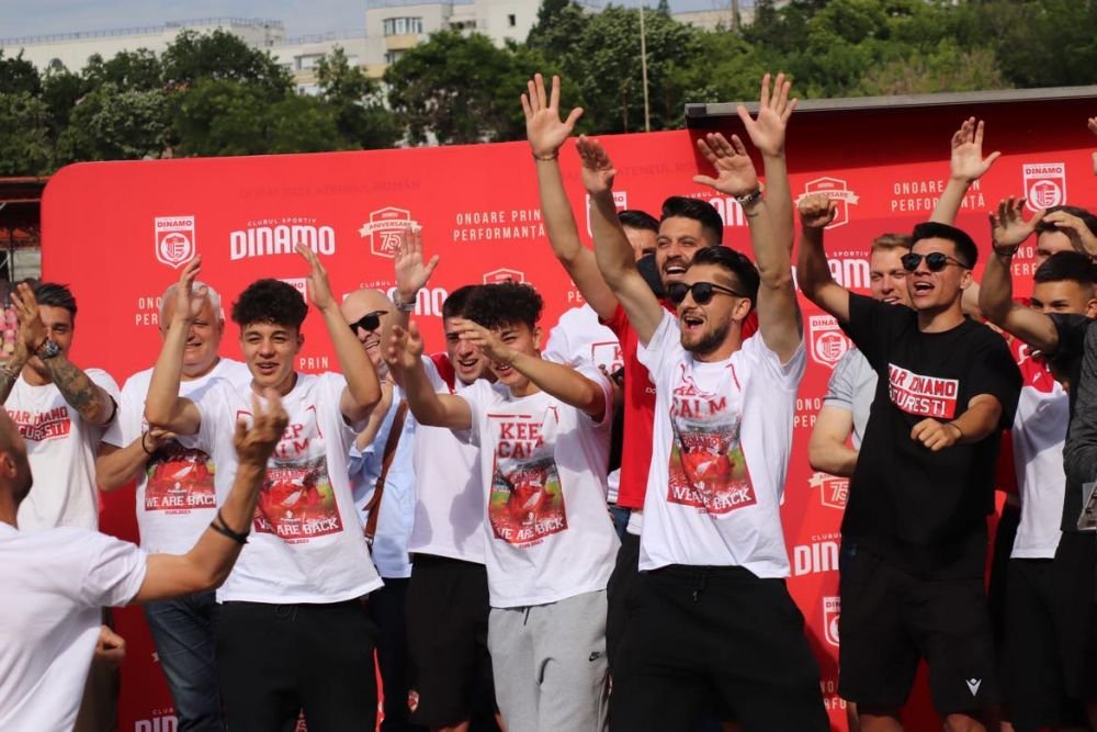 Sărbătoare în Ștefan cel Mare! Ovidiu Burcă și jucătorii, petrecere „acasă” cu mii de fani după ce Dinamo a promovat  _16