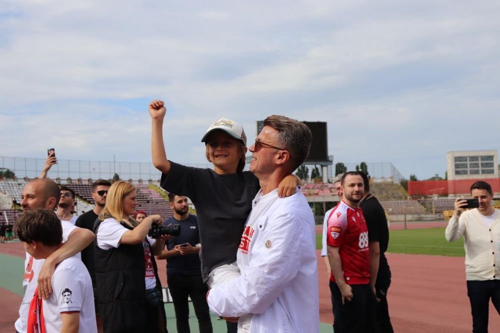 Sărbătoare în Ștefan cel Mare! Ovidiu Burcă și jucătorii, petrecere „acasă” cu mii de fani după ce Dinamo a promovat  _20