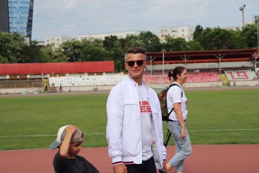 Sărbătoare în Ștefan cel Mare! Ovidiu Burcă și jucătorii, petrecere „acasă” cu mii de fani după ce Dinamo a promovat  _21