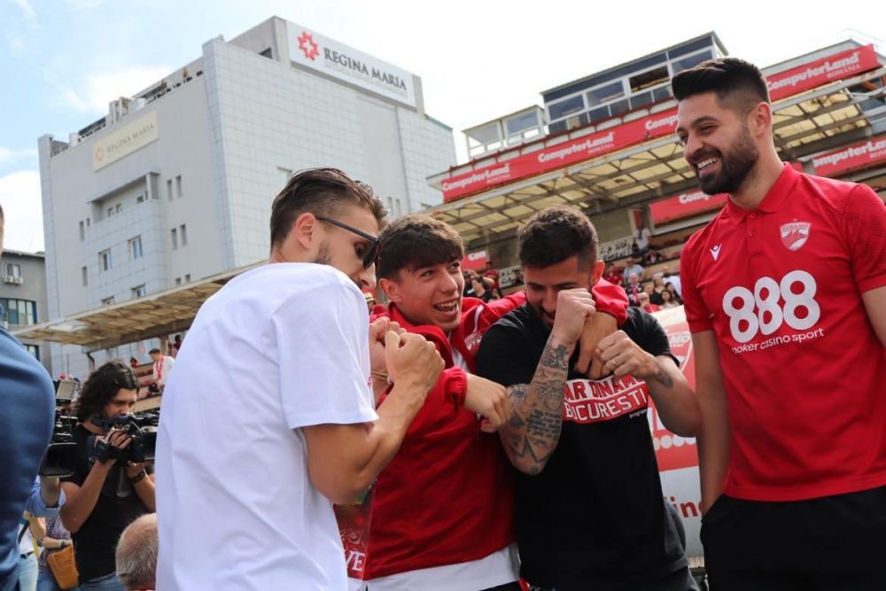 Sărbătoare în Ștefan cel Mare! Ovidiu Burcă și jucătorii, petrecere „acasă” cu mii de fani după ce Dinamo a promovat  _23