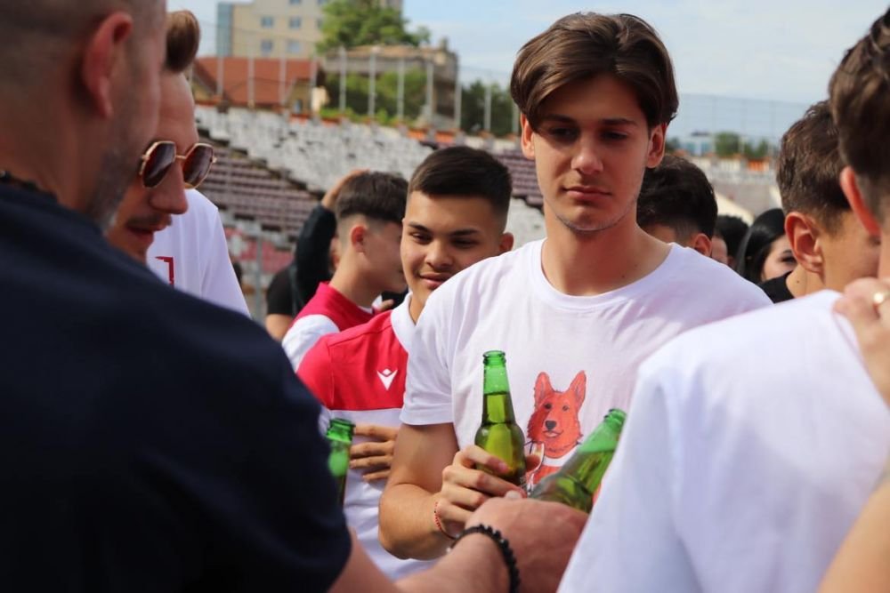 Sărbătoare în Ștefan cel Mare! Ovidiu Burcă și jucătorii, petrecere „acasă” cu mii de fani după ce Dinamo a promovat  _24
