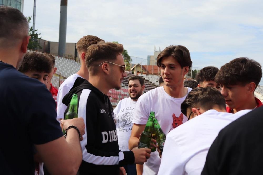 Sărbătoare în Ștefan cel Mare! Ovidiu Burcă și jucătorii, petrecere „acasă” cu mii de fani după ce Dinamo a promovat  _25