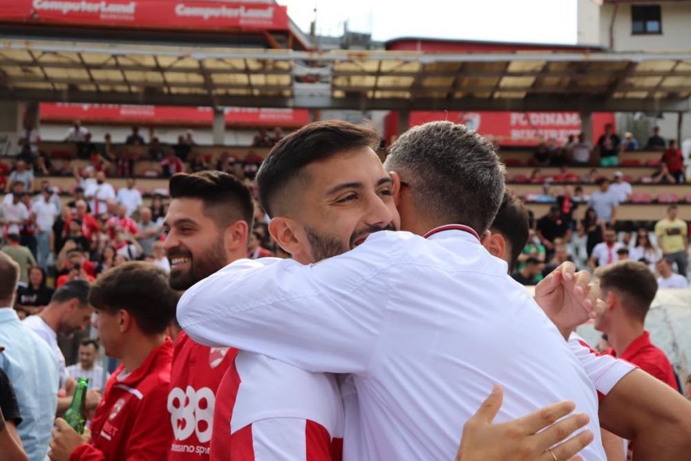 Sărbătoare în Ștefan cel Mare! Ovidiu Burcă și jucătorii, petrecere „acasă” cu mii de fani după ce Dinamo a promovat  _26
