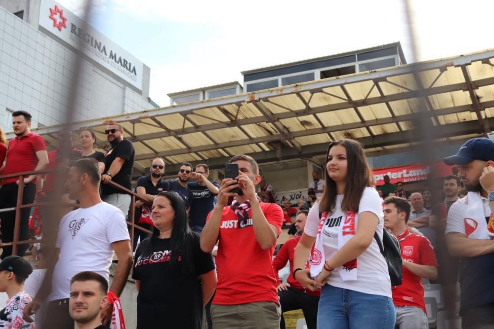 Sărbătoare în Ștefan cel Mare! Ovidiu Burcă și jucătorii, petrecere „acasă” cu mii de fani după ce Dinamo a promovat  _27
