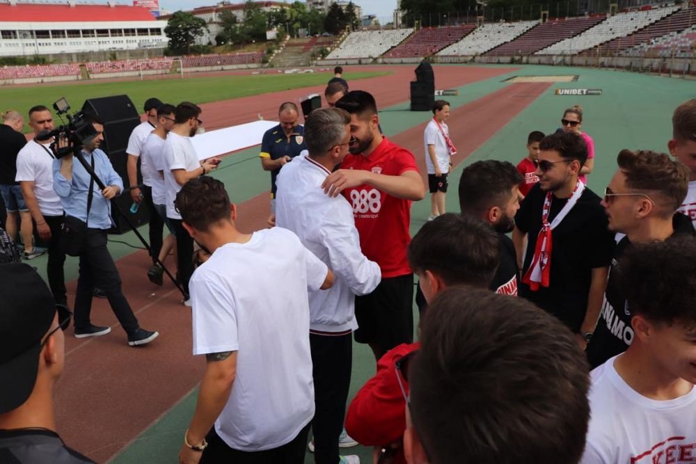 Sărbătoare în Ștefan cel Mare! Ovidiu Burcă și jucătorii, petrecere „acasă” cu mii de fani după ce Dinamo a promovat  _28