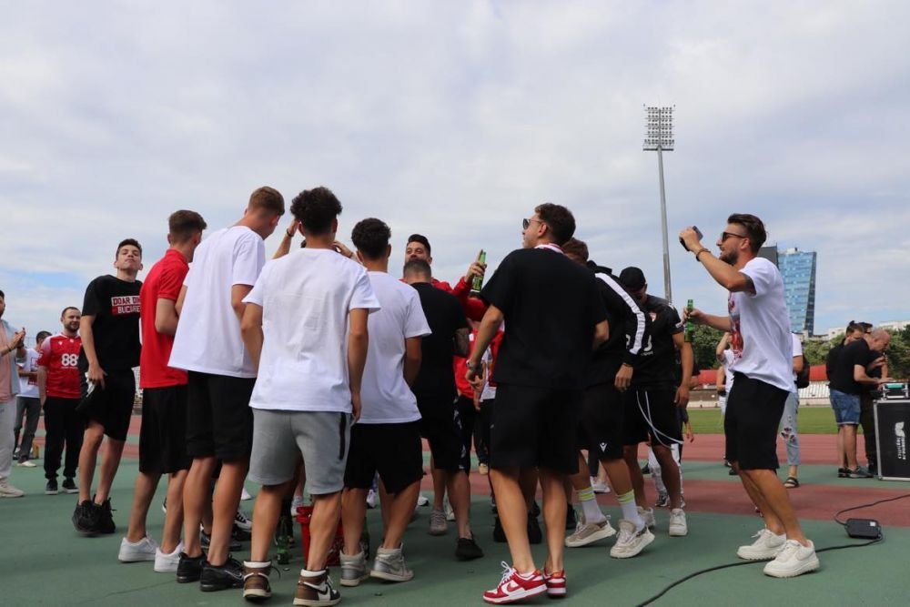 Sărbătoare în Ștefan cel Mare! Ovidiu Burcă și jucătorii, petrecere „acasă” cu mii de fani după ce Dinamo a promovat  _30