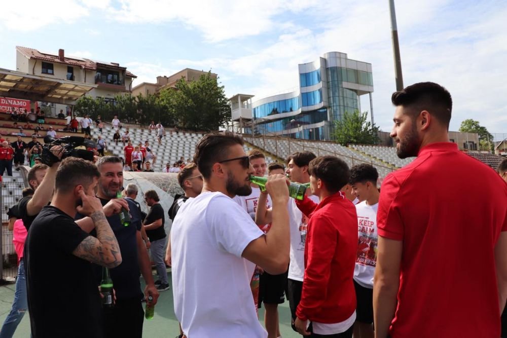 Sărbătoare în Ștefan cel Mare! Ovidiu Burcă și jucătorii, petrecere „acasă” cu mii de fani după ce Dinamo a promovat  _31