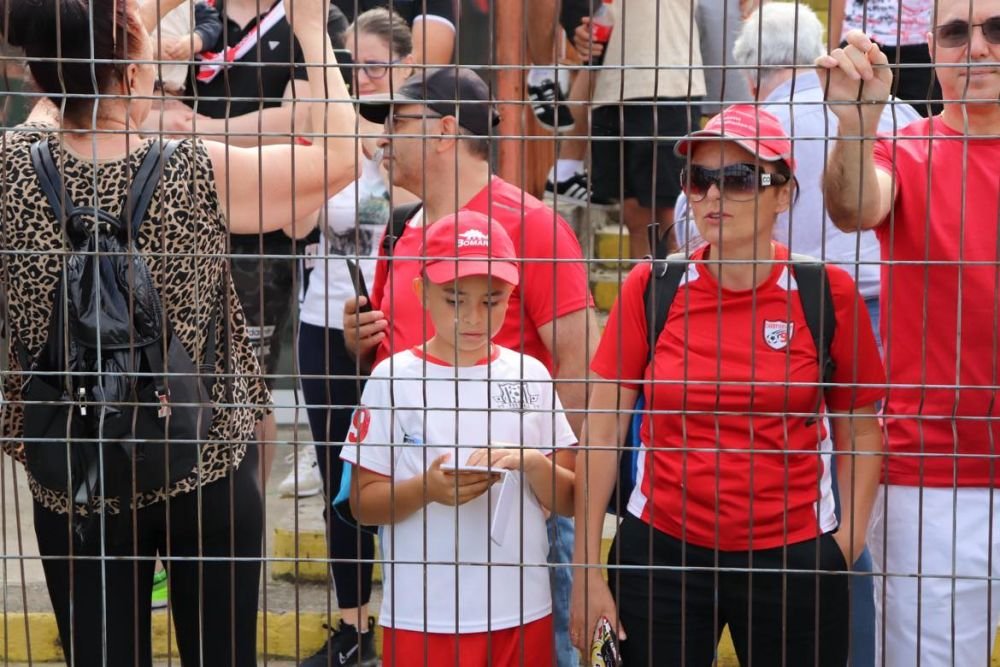 Sărbătoare în Ștefan cel Mare! Ovidiu Burcă și jucătorii, petrecere „acasă” cu mii de fani după ce Dinamo a promovat  _33