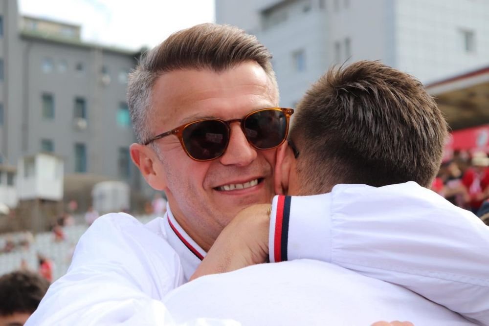 Sărbătoare în Ștefan cel Mare! Ovidiu Burcă și jucătorii, petrecere „acasă” cu mii de fani după ce Dinamo a promovat  _35
