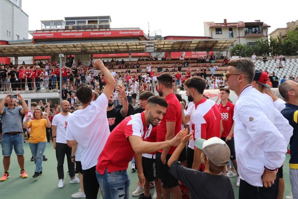 Sărbătoare în Ștefan cel Mare! Ovidiu Burcă și jucătorii, petrecere „acasă” cu mii de fani după ce Dinamo a promovat  _38