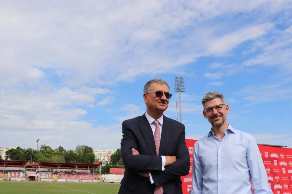 Sărbătoare în Ștefan cel Mare! Ovidiu Burcă și jucătorii, petrecere „acasă” cu mii de fani după ce Dinamo a promovat  _39