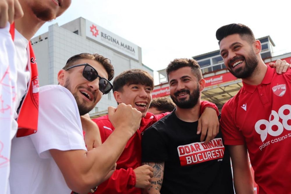Sărbătoare în Ștefan cel Mare! Ovidiu Burcă și jucătorii, petrecere „acasă” cu mii de fani după ce Dinamo a promovat  _40