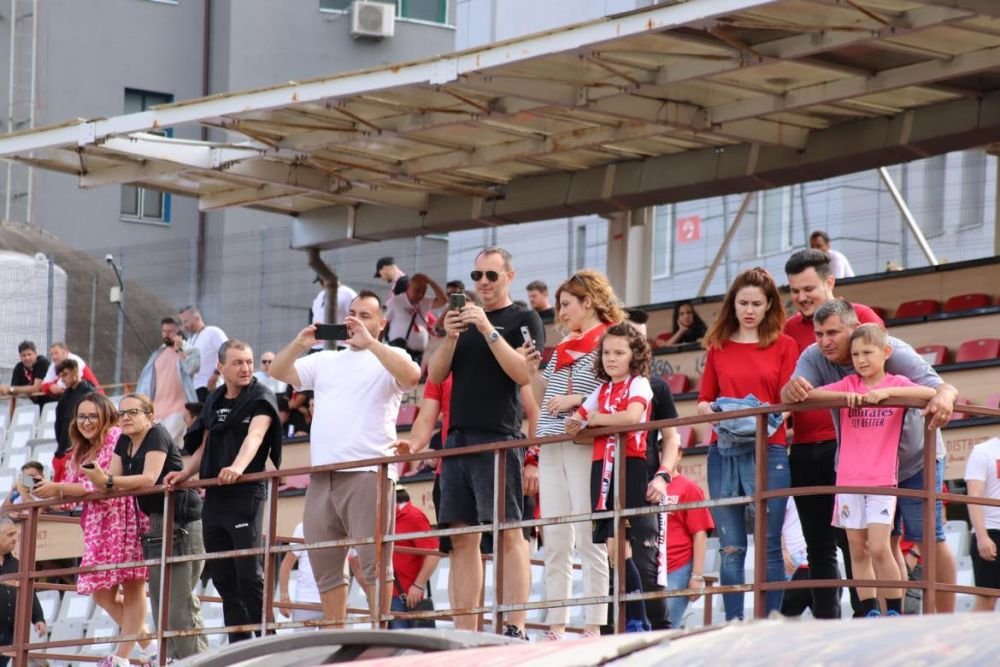 Sărbătoare în Ștefan cel Mare! Ovidiu Burcă și jucătorii, petrecere „acasă” cu mii de fani după ce Dinamo a promovat  _41