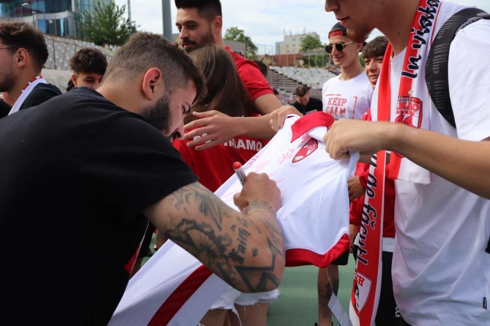 Sărbătoare în Ștefan cel Mare! Ovidiu Burcă și jucătorii, petrecere „acasă” cu mii de fani după ce Dinamo a promovat  _43
