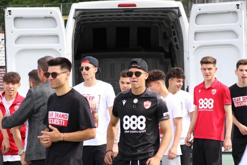 Sărbătoare în Ștefan cel Mare! Ovidiu Burcă și jucătorii, petrecere „acasă” cu mii de fani după ce Dinamo a promovat  _44