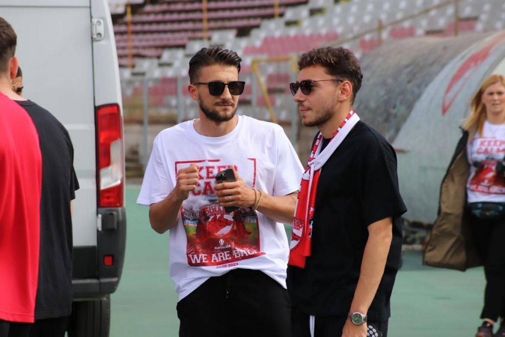 Sărbătoare în Ștefan cel Mare! Ovidiu Burcă și jucătorii, petrecere „acasă” cu mii de fani după ce Dinamo a promovat  _46