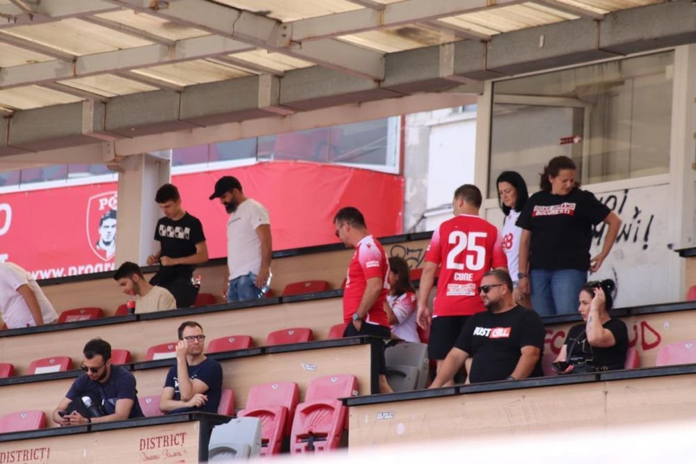 Sărbătoare în Ștefan cel Mare! Ovidiu Burcă și jucătorii, petrecere „acasă” cu mii de fani după ce Dinamo a promovat  _47