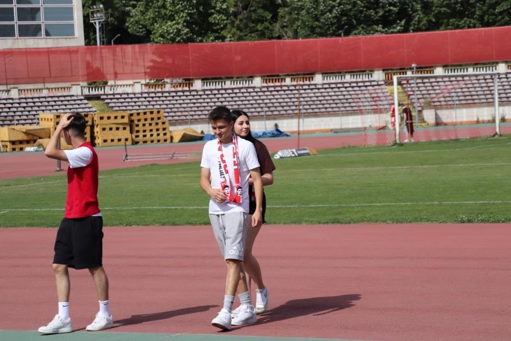 Sărbătoare în Ștefan cel Mare! Ovidiu Burcă și jucătorii, petrecere „acasă” cu mii de fani după ce Dinamo a promovat  _49