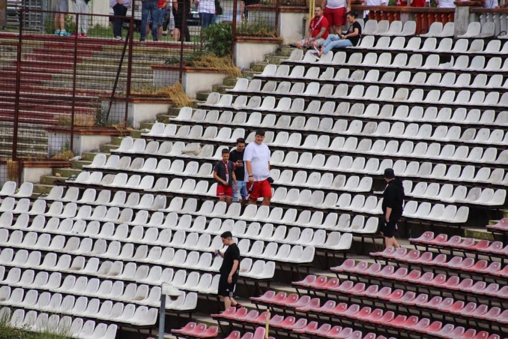 Sărbătoare în Ștefan cel Mare! Ovidiu Burcă și jucătorii, petrecere „acasă” cu mii de fani după ce Dinamo a promovat  _50