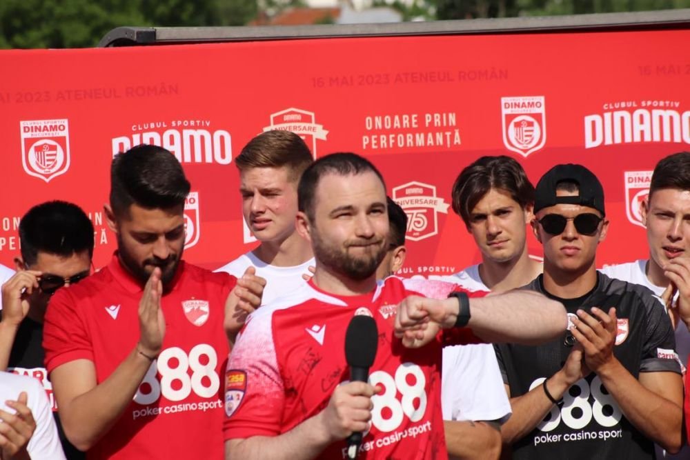 Sărbătoare în Ștefan cel Mare! Ovidiu Burcă și jucătorii, petrecere „acasă” cu mii de fani după ce Dinamo a promovat  _51