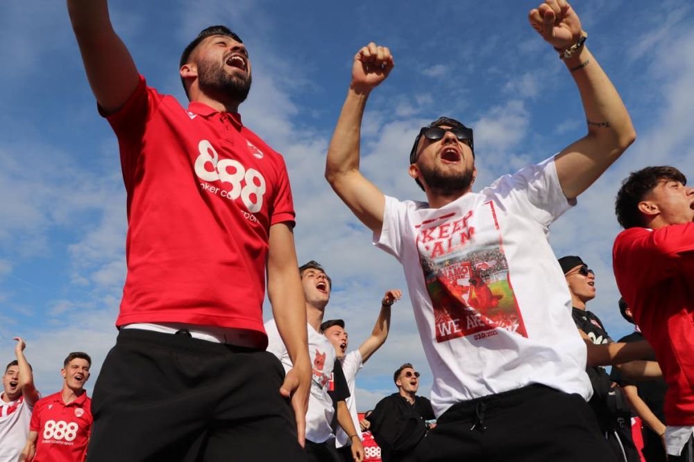 Sărbătoare în Ștefan cel Mare! Ovidiu Burcă și jucătorii, petrecere „acasă” cu mii de fani după ce Dinamo a promovat  _53