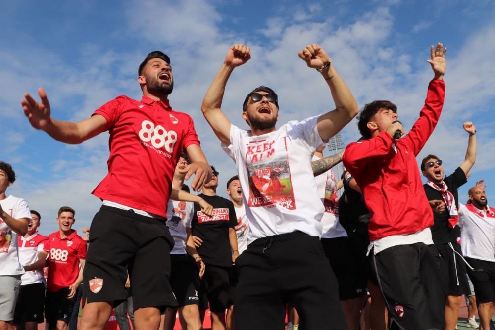 Sărbătoare în Ștefan cel Mare! Ovidiu Burcă și jucătorii, petrecere „acasă” cu mii de fani după ce Dinamo a promovat  _54