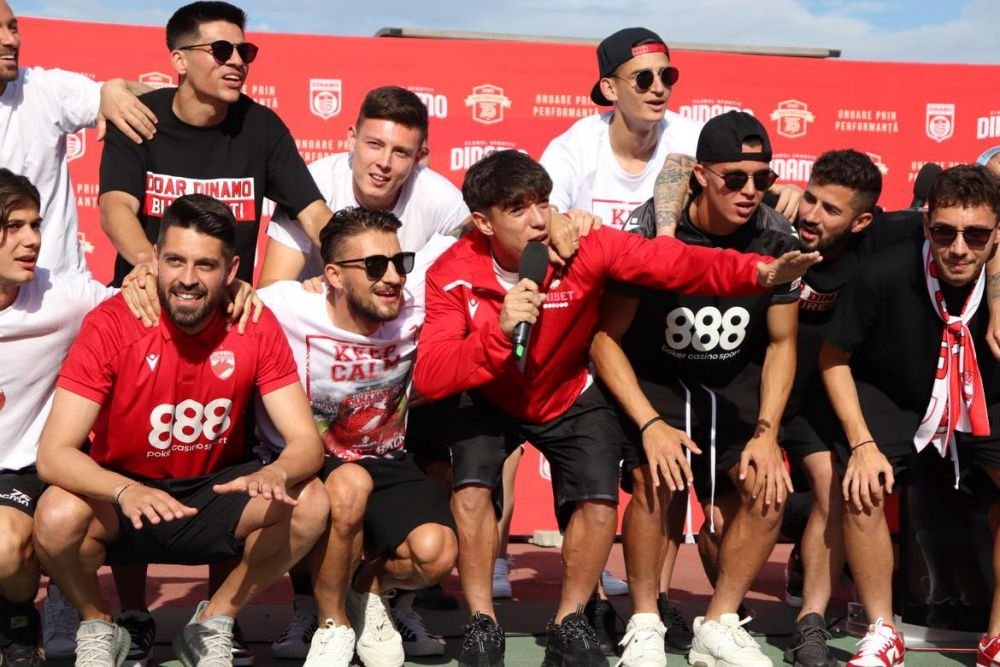 Sărbătoare în Ștefan cel Mare! Ovidiu Burcă și jucătorii, petrecere „acasă” cu mii de fani după ce Dinamo a promovat  _55