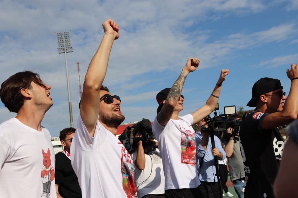 Sărbătoare în Ștefan cel Mare! Ovidiu Burcă și jucătorii, petrecere „acasă” cu mii de fani după ce Dinamo a promovat  _56