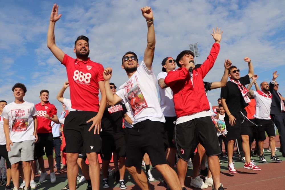 Sărbătoare în Ștefan cel Mare! Ovidiu Burcă și jucătorii, petrecere „acasă” cu mii de fani după ce Dinamo a promovat  _57