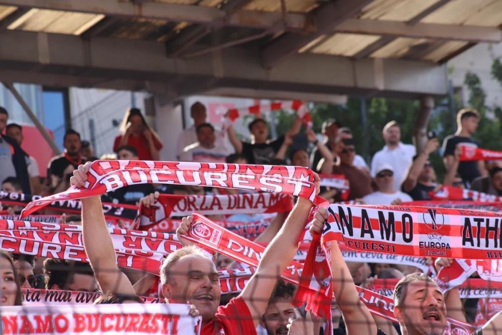 Sărbătoare în Ștefan cel Mare! Ovidiu Burcă și jucătorii, petrecere „acasă” cu mii de fani după ce Dinamo a promovat  _58