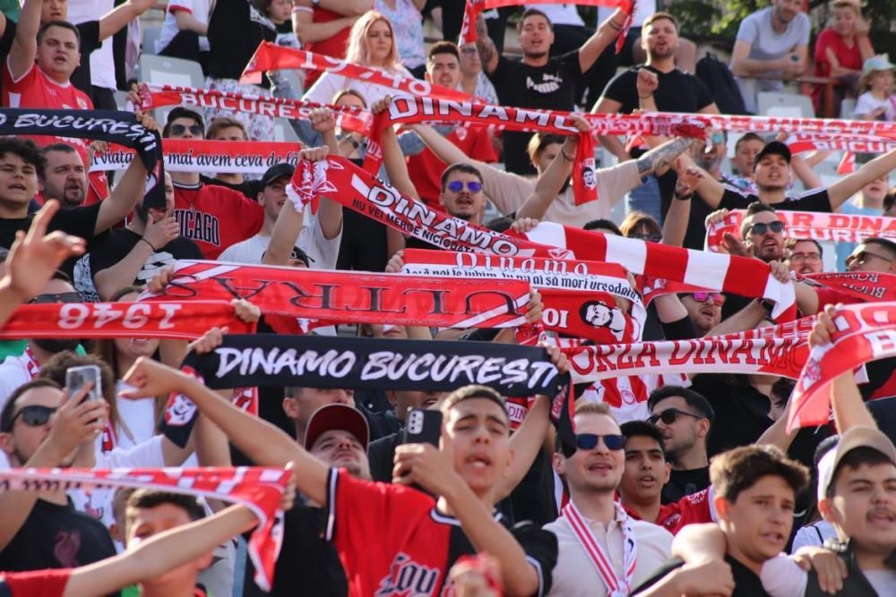 Sărbătoare în Ștefan cel Mare! Ovidiu Burcă și jucătorii, petrecere „acasă” cu mii de fani după ce Dinamo a promovat  _59