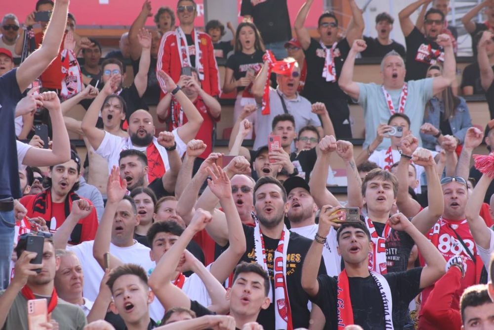 Sărbătoare în Ștefan cel Mare! Ovidiu Burcă și jucătorii, petrecere „acasă” cu mii de fani după ce Dinamo a promovat  _60