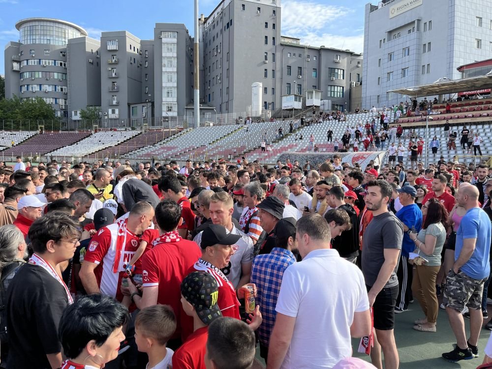 Sărbătoare în Ștefan cel Mare! Ovidiu Burcă și jucătorii, petrecere „acasă” cu mii de fani după ce Dinamo a promovat  _61