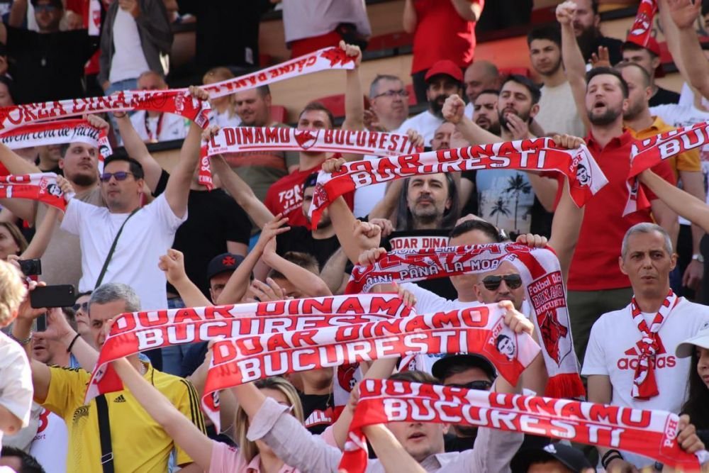 Sărbătoare în Ștefan cel Mare! Ovidiu Burcă și jucătorii, petrecere „acasă” cu mii de fani după ce Dinamo a promovat  _62