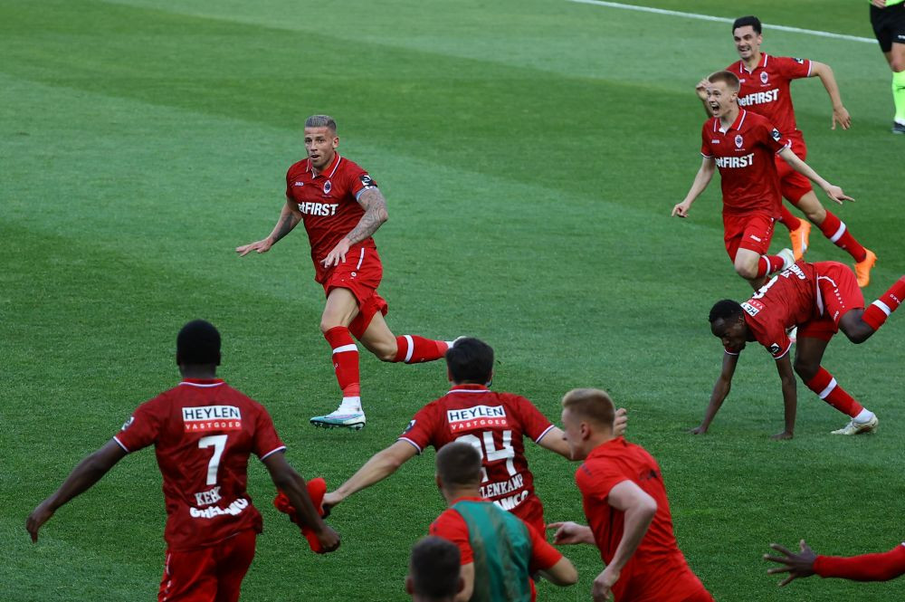 Final nebun în campionatul Belgiei, unde trei echipe se băteau la titlu înainte de ultima etapă_3