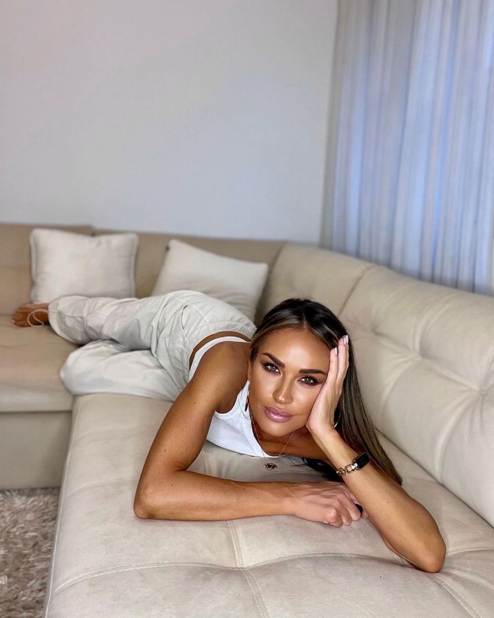 Diana Munteanu, fosta soție a lui Claudiu Niculescu, și-a arătat formele sexy și a fost aspru criticată: „Ce vulgară ești! Băiatul tău ce zice?”_19